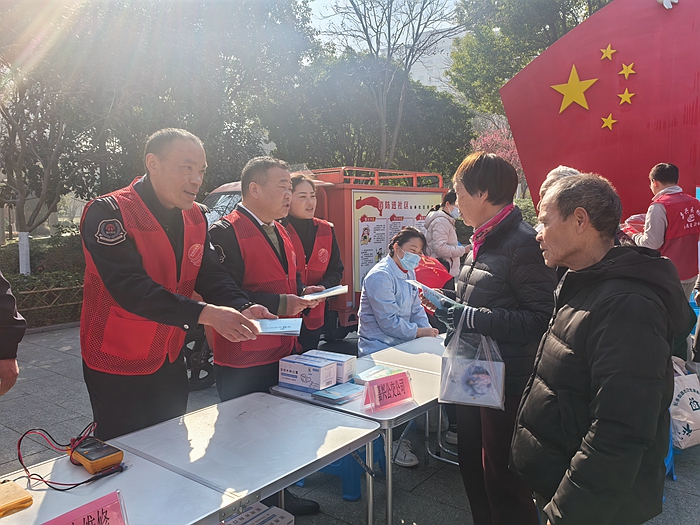 黨員志愿者分發乘車指南_副本.jpg